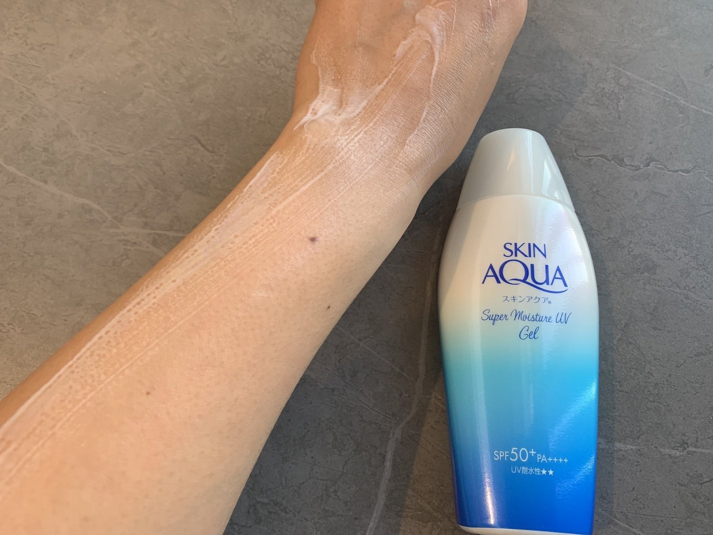 Kem chống nắng dưỡng ẩm Skin Aqua UV Super Moisture Gel Nhật Bản