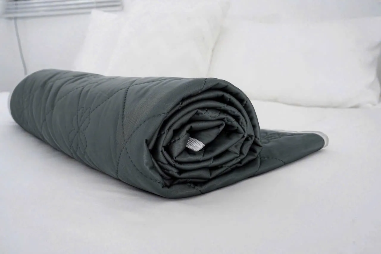 Ngôi nhà Chích Bông dark grey quilted Ice Silk and microfiber summer blanket, 2.3x2m, Korean style.