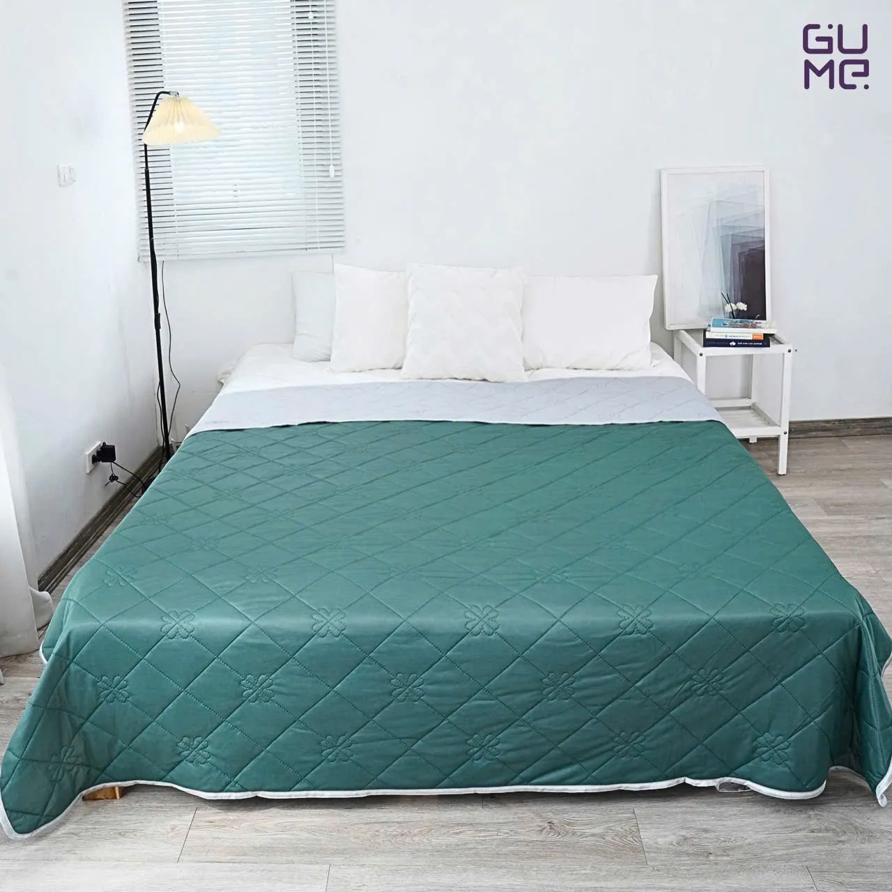 Ngôi nhà Chích Bông green ice silk microfiber Korean summer blanket with quilted floral pattern.