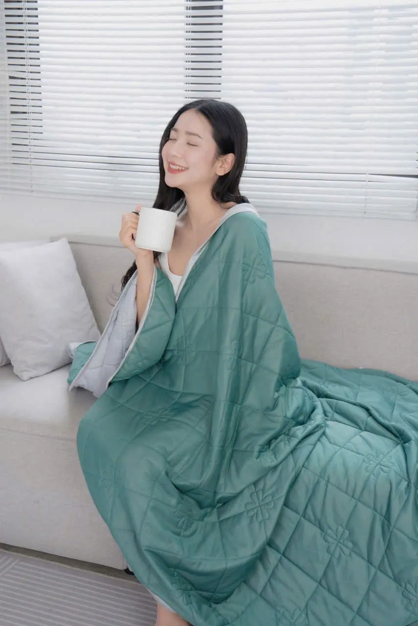 Ngôi nhà Chích Bông green Ice Silk & microfiber Korean summer blanket with quilted floral pattern.
