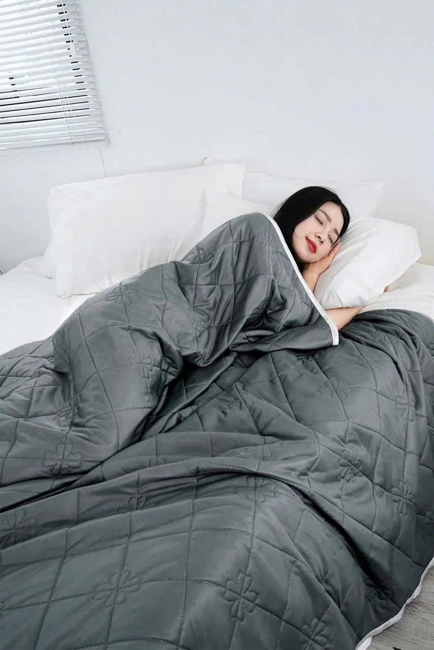Ngôi nhà Chích Bông grey ice silk microfiber blanket with quilted floral pattern, 2.3x2m, perfect for summer.