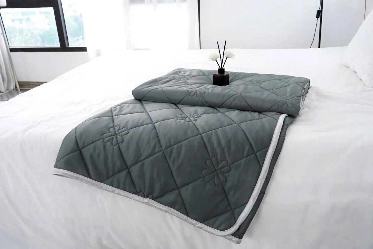 Ngôi nhà Chích Bông grey ice silk and microfiber Korean summer blanket with floral quilting.