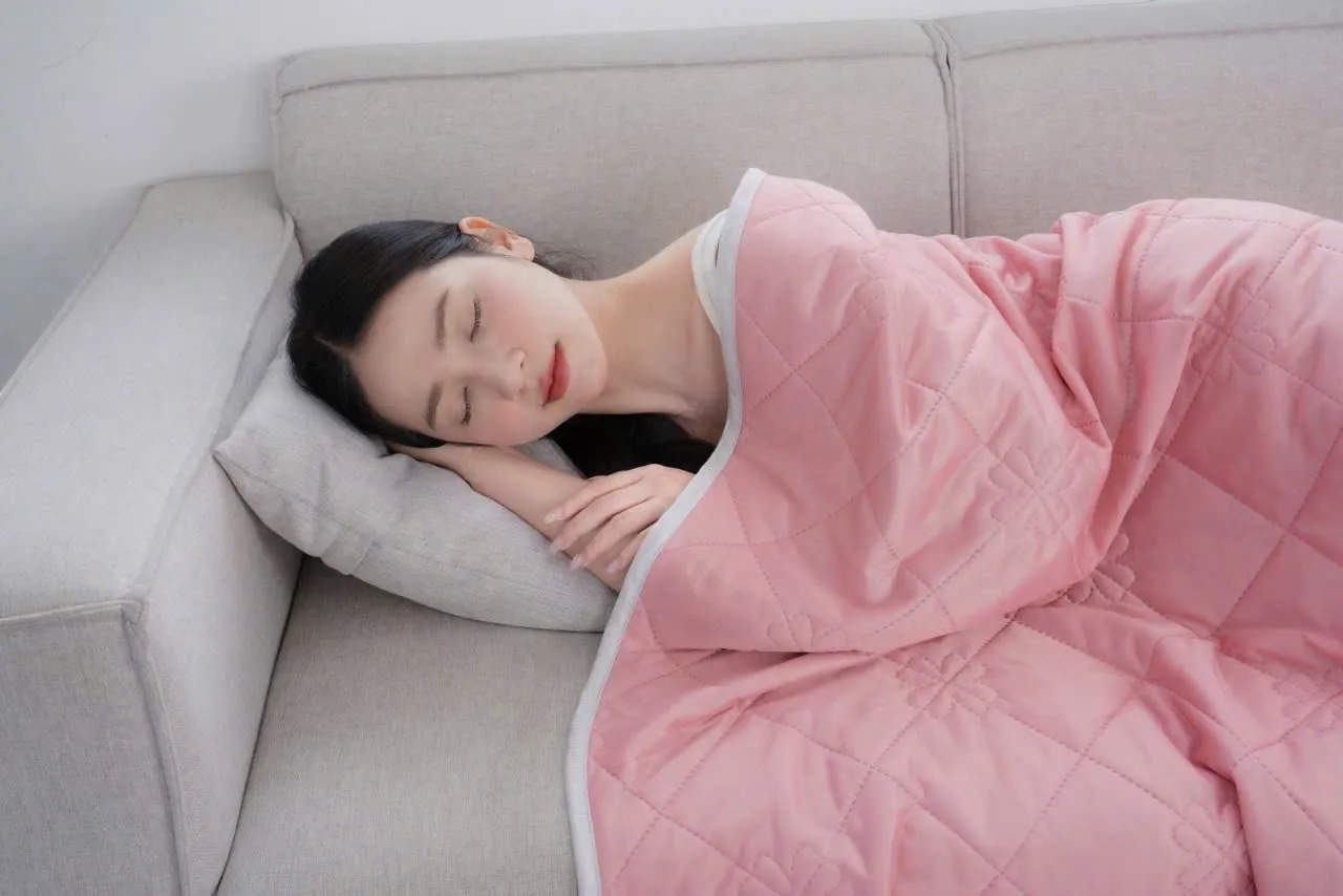 Ngôi nhà Chích Bông pink Ice Silk & microfiber Korean summer blanket with quilted floral pattern.