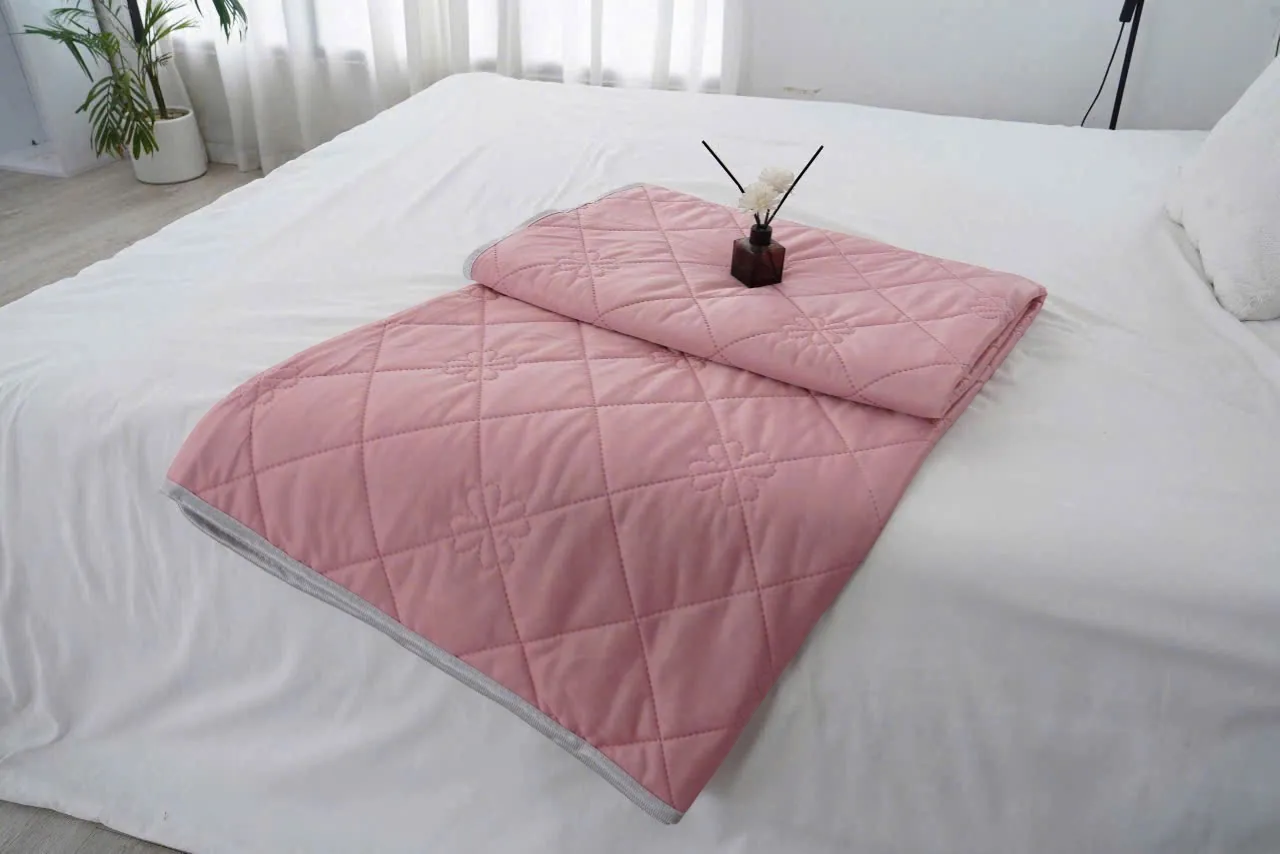 Ngôi nhà Chích Bông pink ice silk and microfiber Korean summer blanket with diamond quilting and floral pattern.