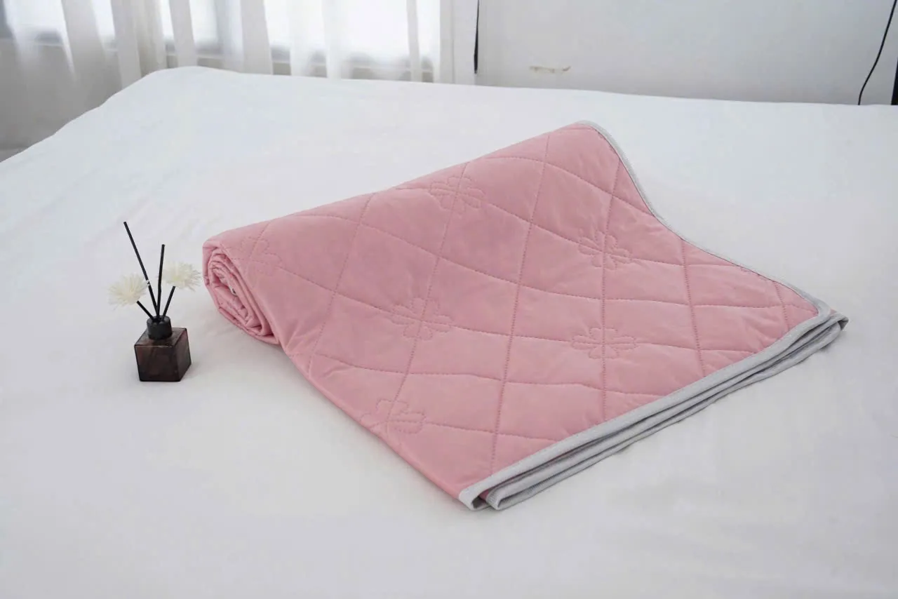 Ngôi nhà Chích Bông pink ice silk microfiber quilted blanket with floral pattern, 2.3x2m.